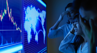 Na trhoch nastal kolaps. Zlé správy z rôznych kútov sveta vyvolali paniku medzi investormi